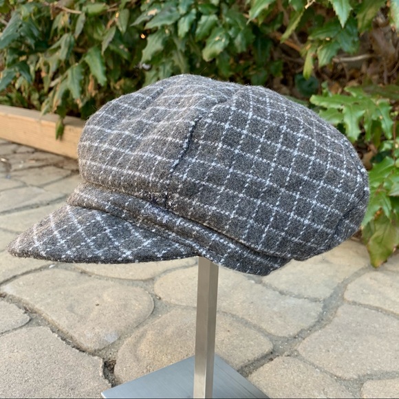 Men's Grey & White Checkered Newsboy Style Cap - Picture 7 of 8